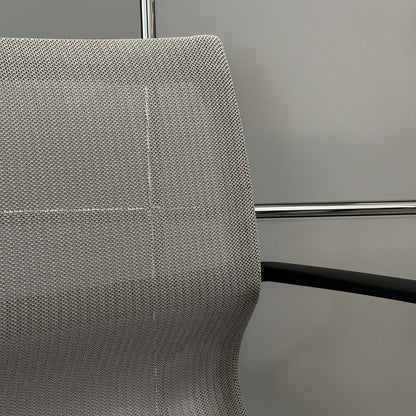 Vitra Physix Bürostuhl in silbergrau mit atmungsaktivem Netzrücken und ergonomischem Design