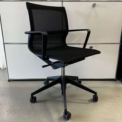 Black ergonomic Vitra Physix Bürostuhl office chair with mesh back and adjustable height on caster wheels