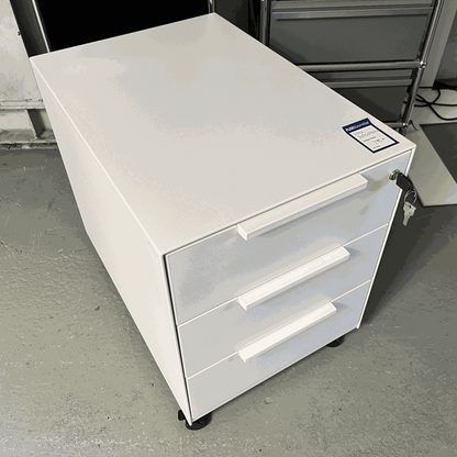 White Vitra Rollcontainer with three drawers, metal body and plastic fronts, dimensions 42x54x61 cm, on casters with key lock.