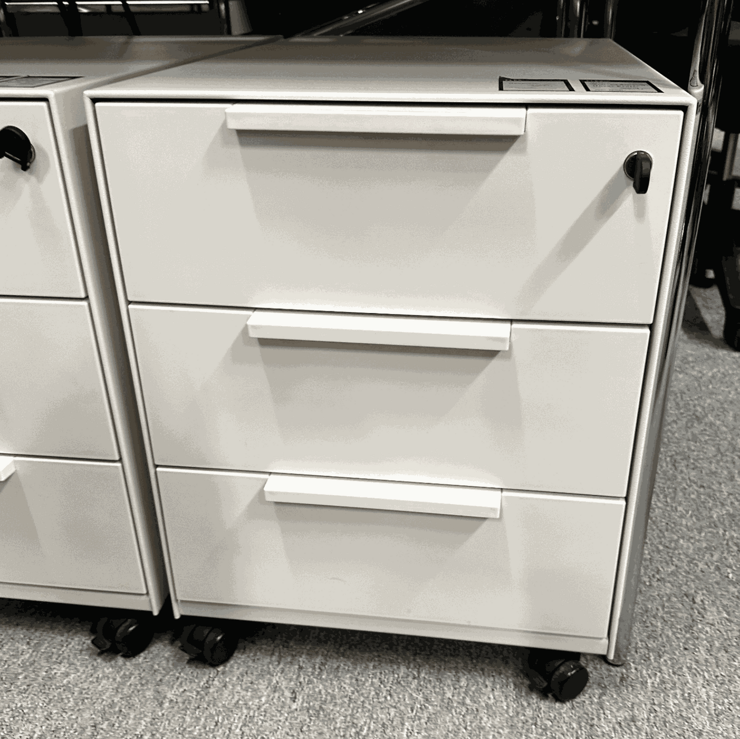 White Vitra Rollcontainer with three drawers, metal body and plastic fronts, on casters, measuring 42x54x61cm