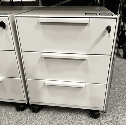 White Vitra Rollcontainer with three drawers, metal body and plastic fronts, on casters, measuring 42x54x61cm