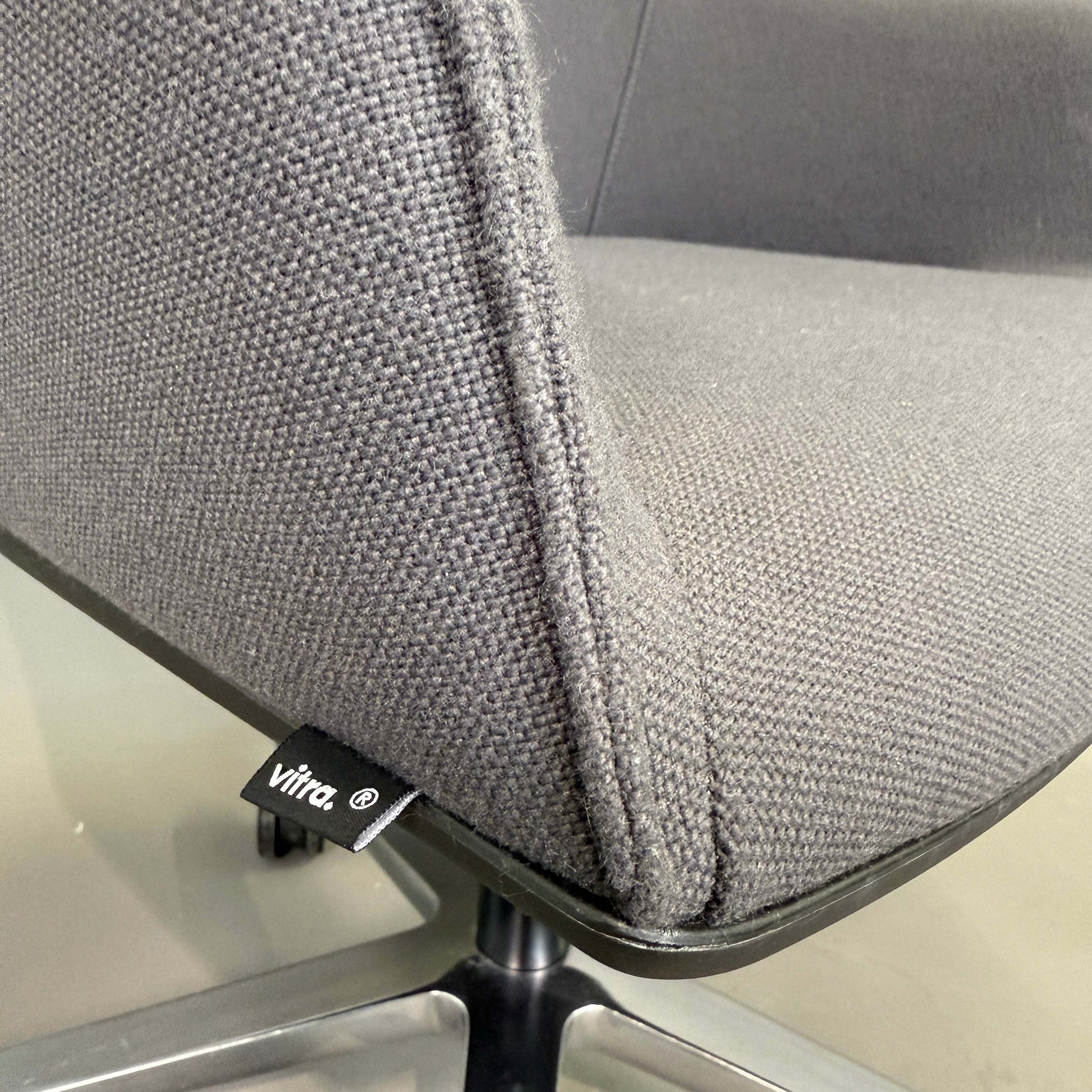 Vitra Softshell Chair grau anthrazit mit klarer Struktur und poliertem Aluminiumgestell