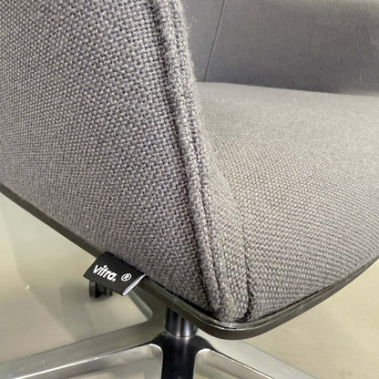 Vitra Softshell Chair grau anthrazit mit klarer Struktur und poliertem Aluminiumgestell