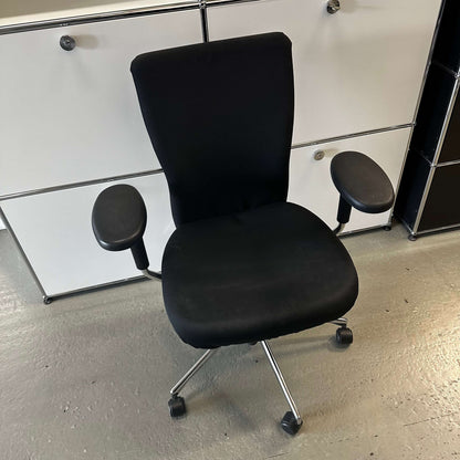 Black Vitra T-Chair office chair with armrests and caster wheels