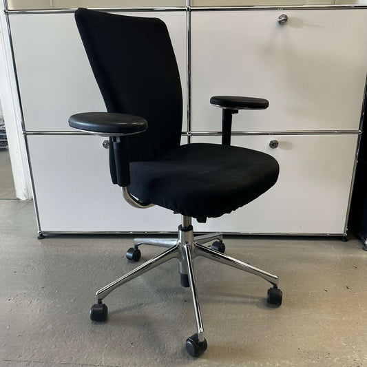 Vitra T-Chair Schwarz modern ergonomic black office chair with armrests and chrome base on wheels