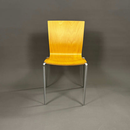 Vitra Taino Stapelstuhl aus Holz mit Metallgestell, Rabattaktion, Gebrauchsspuren sichtbar