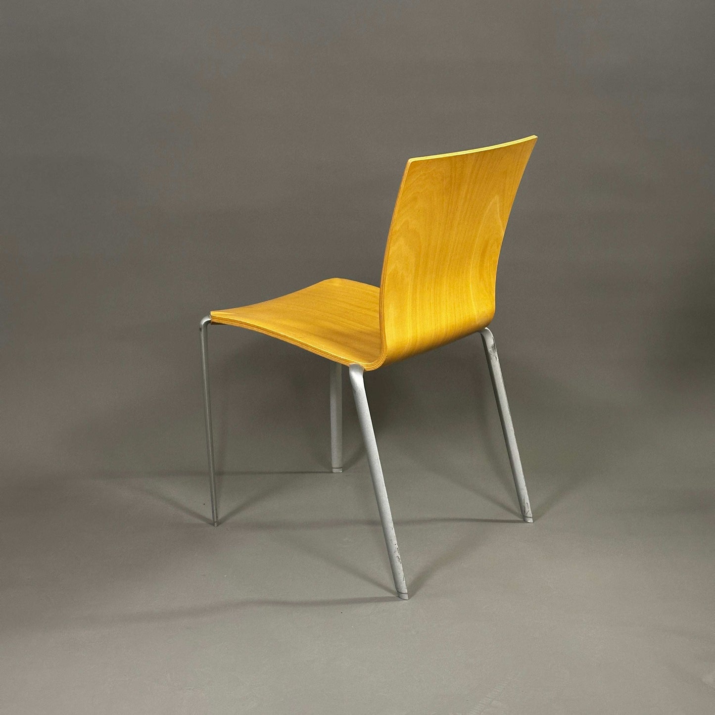 Vitra Taino Stapelstuhl aus Holz mit Metallgestell in gebrauchtem Zustand, reduziert auf 50% Rabatt