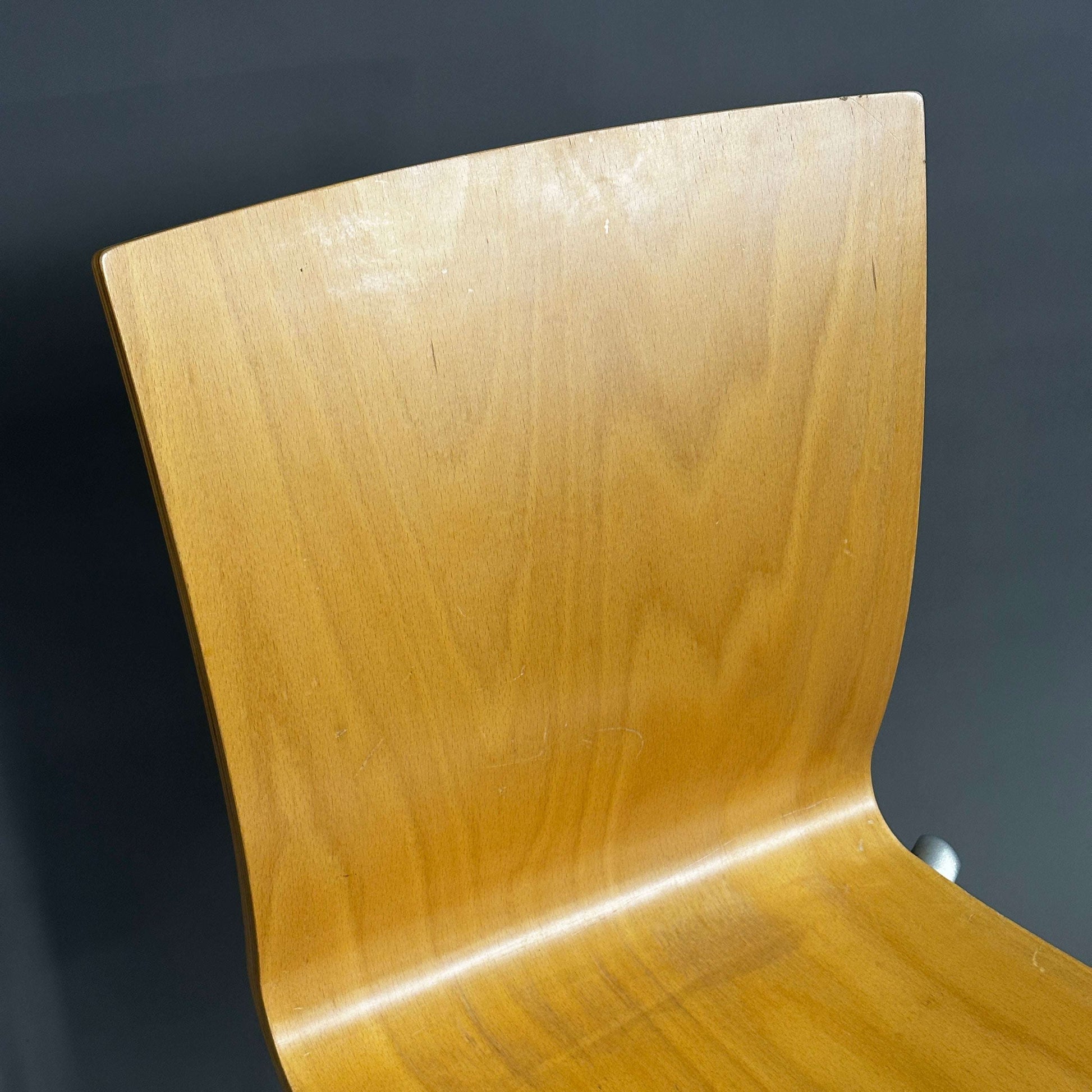 Vitra Taino Stapelstuhl aus Holz mit Metallgestell, limitierte Aktion, sichtbare Gebrauchsspuren, Secondhand-Angebot