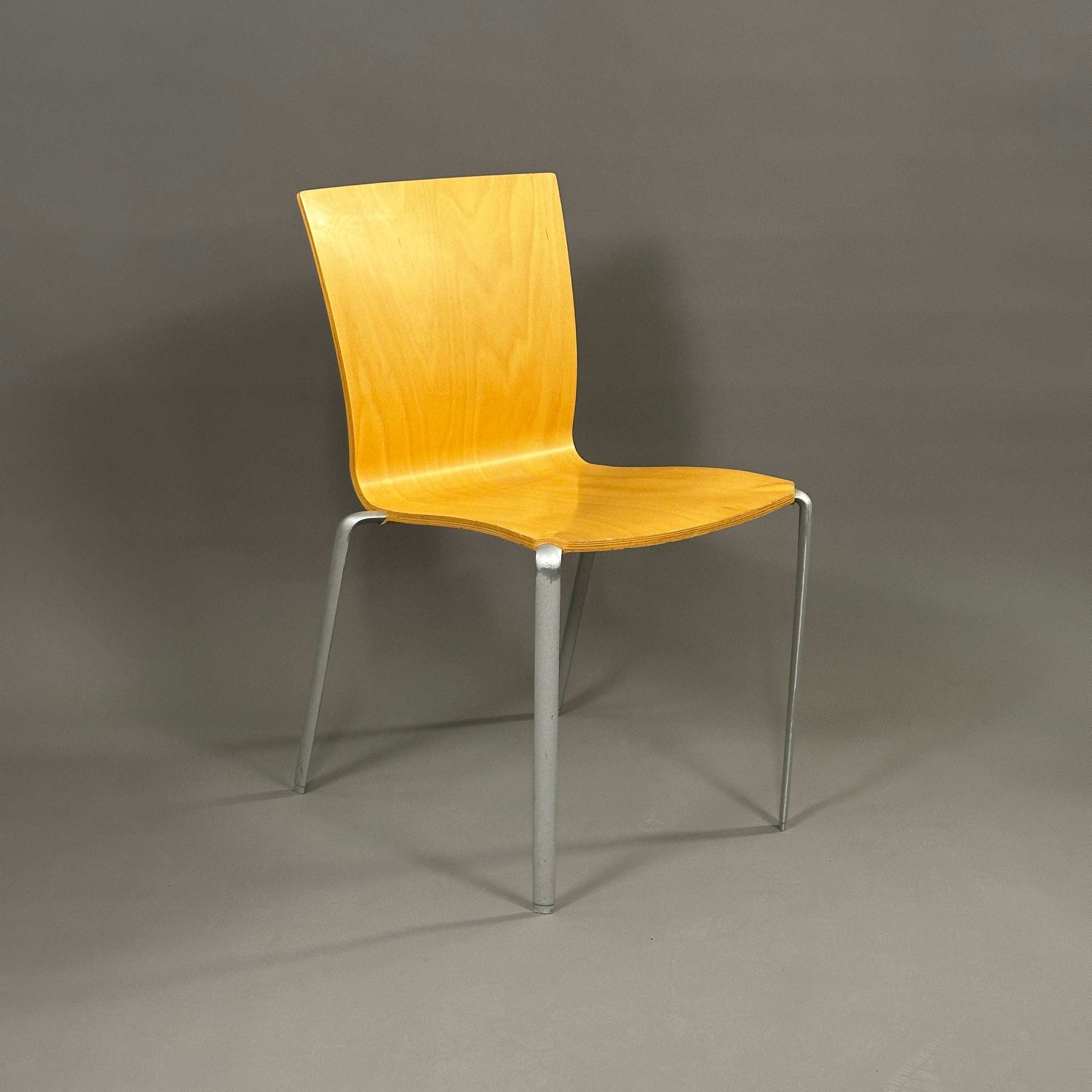 Vitra Taino Stapelstuhl aus Holz mit Metallgestell, modernes Design, reduziert