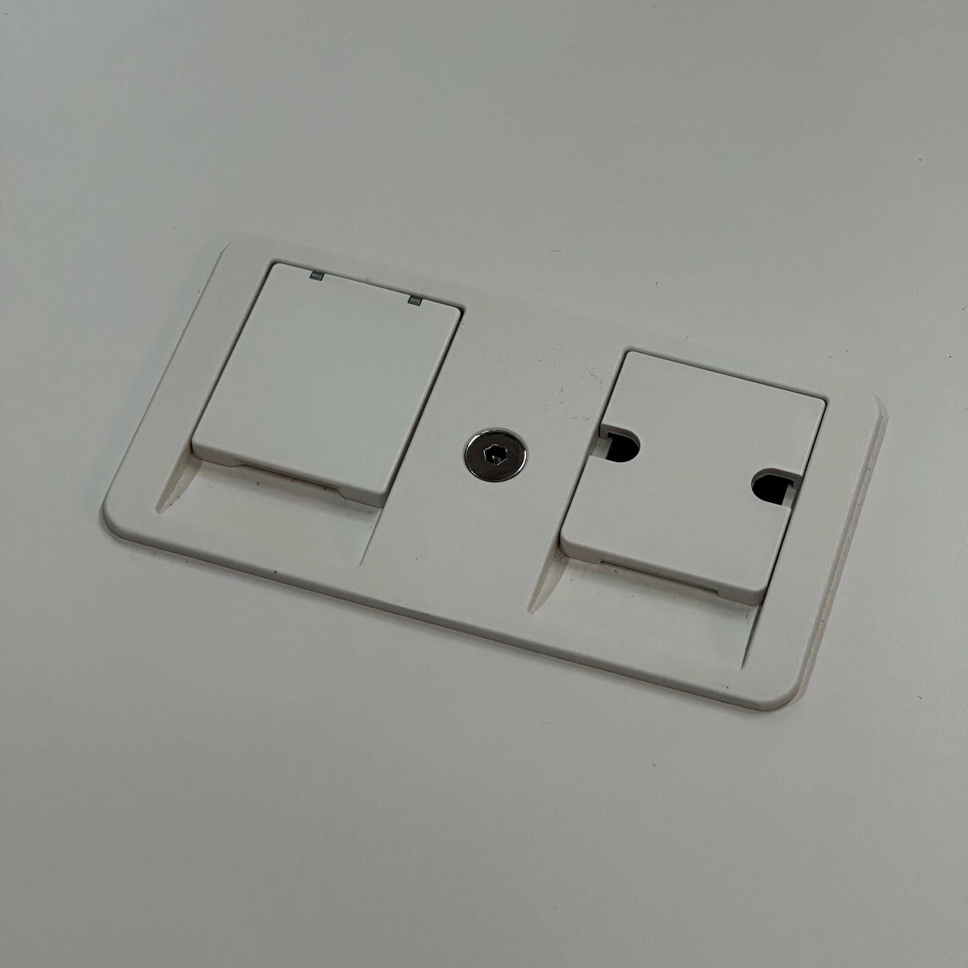Close-up of soft light color cable outlet and power socket on Vitra Tyde Konferenztisch 200x100cm conference table surface