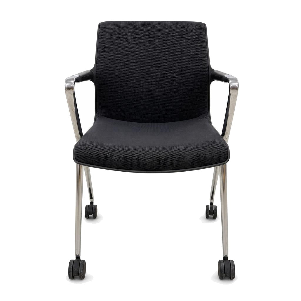 Vitra Unix Mesh Stuhl in Schwarz mit poliertem Aluminiumgestell auf Rollen.