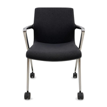 Vitra Unix Mesh Stuhl in Schwarz mit poliertem Aluminiumgestell auf Rollen.