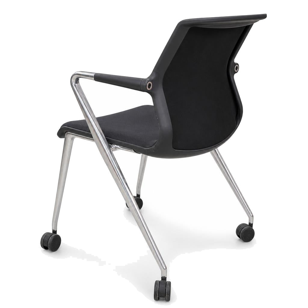 Schwarzer Vitra Unix Mesh Stuhl mit poliertem Aluminiumgestell auf Rollen.