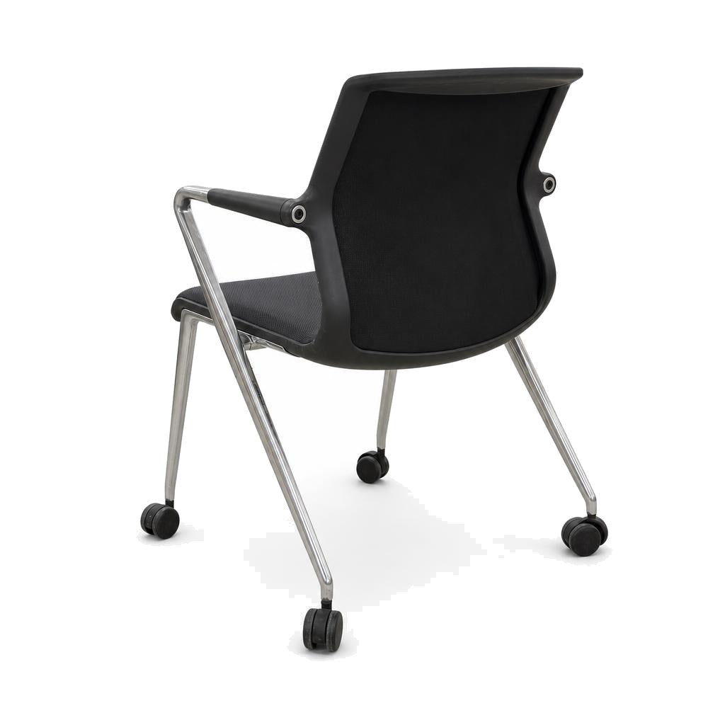 Vitra Unix Mesh Stuhl in Schwarz mit Silk Mesh Bezug, poliertem Aluminiumgestell und Rollen auf weißem Hintergrund.