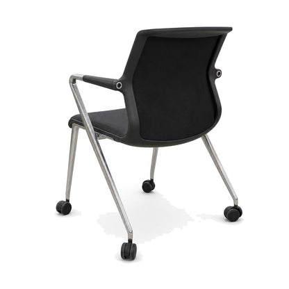 Vitra Unix Mesh Stuhl in Schwarz mit Silk Mesh Bezug, poliertem Aluminiumgestell und Rollen auf weißem Hintergrund.