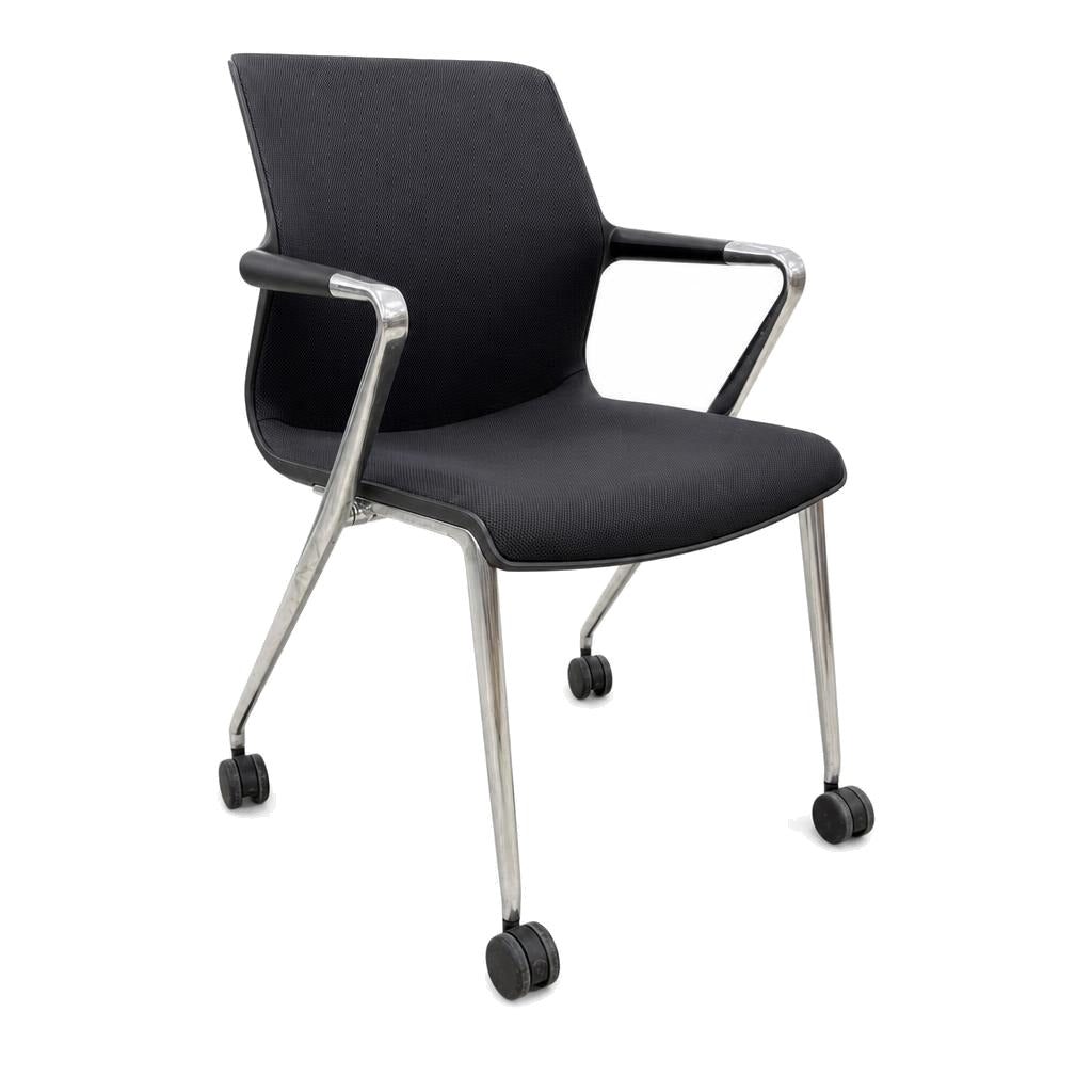 Schwarzer Vitra Unix Mesh Stuhl mit poliertem Aluminiumgestell auf Rollen.