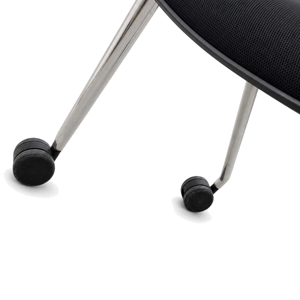 Vitra Unix Mesh Stuhl mit schwarzem Silk Mesh Sitz und poliertem Aluminiumgestell auf Rollen.