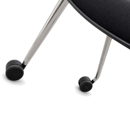 Vitra Unix Mesh Stuhl mit schwarzem Silk Mesh Sitz und poliertem Aluminiumgestell auf Rollen.