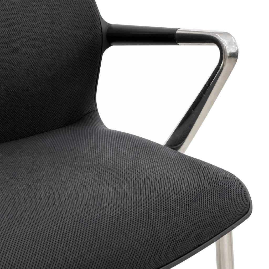 Vitra Unix Mesh Stuhl in Schwarz mit Silk Mesh Bezug und poliertem Aluminium-Armlehnen-Design.