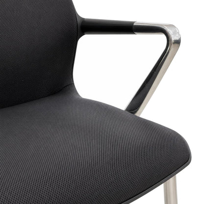 Vitra Unix Mesh Stuhl in Schwarz mit Silk Mesh Bezug und poliertem Aluminium-Armlehnen-Design.