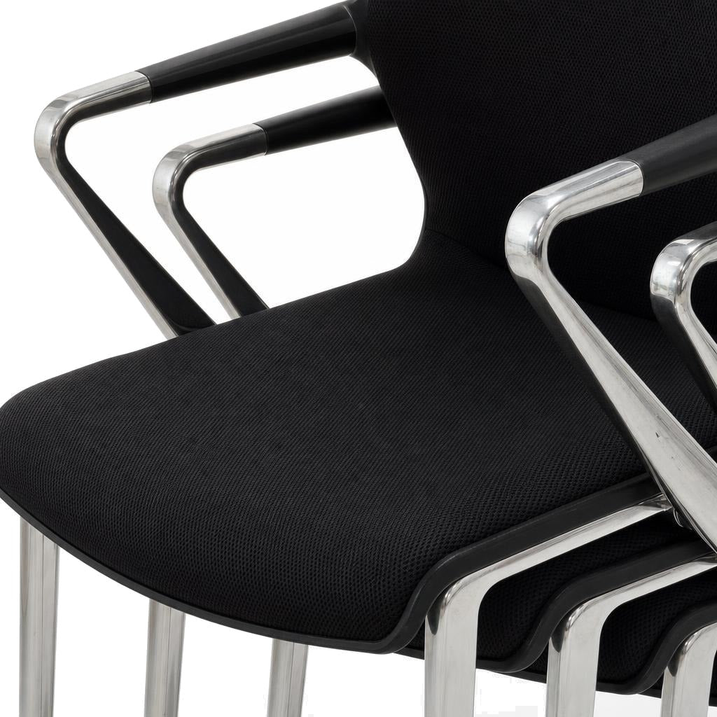 Stapelbarer Vitra Unix Mesh Stuhl in Schwarz mit poliertem Aluminiumgestell und Armlehnen.