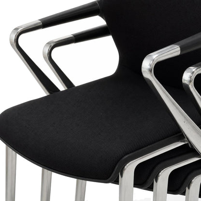 Stapelbarer Vitra Unix Mesh Stuhl in Schwarz mit poliertem Aluminiumgestell und Armlehnen.