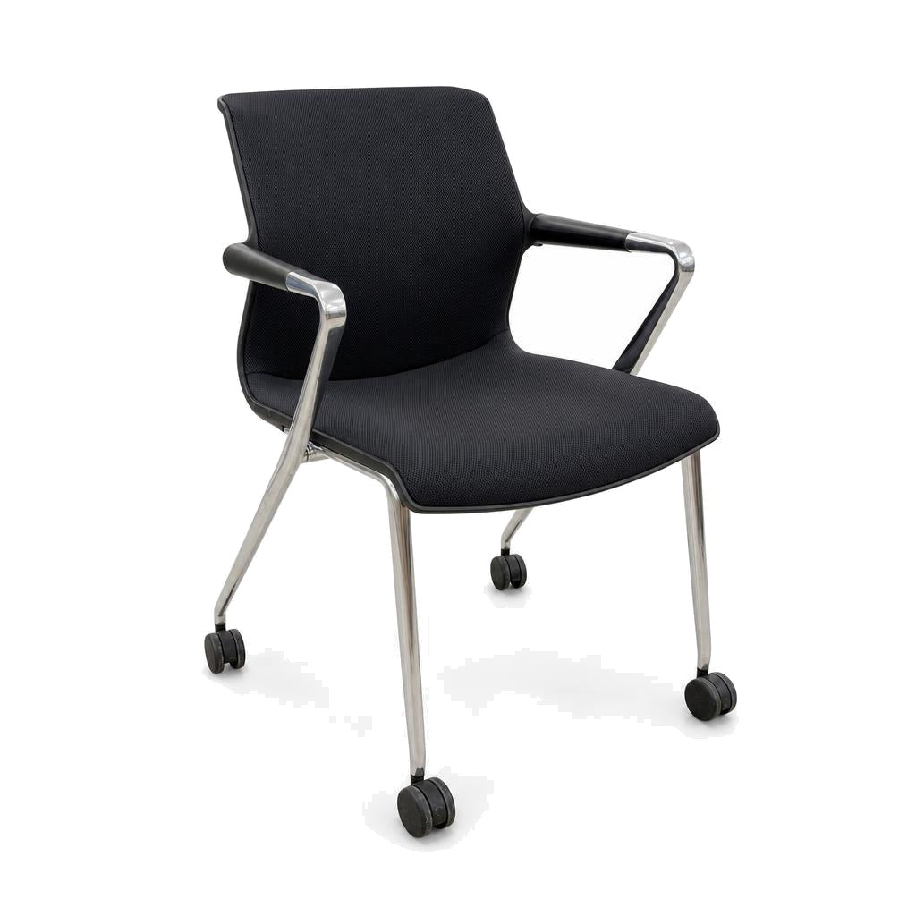 Schwarzer Vitra Unix Mesh Stuhl mit poliertem Aluminiumgestell auf Rollen.