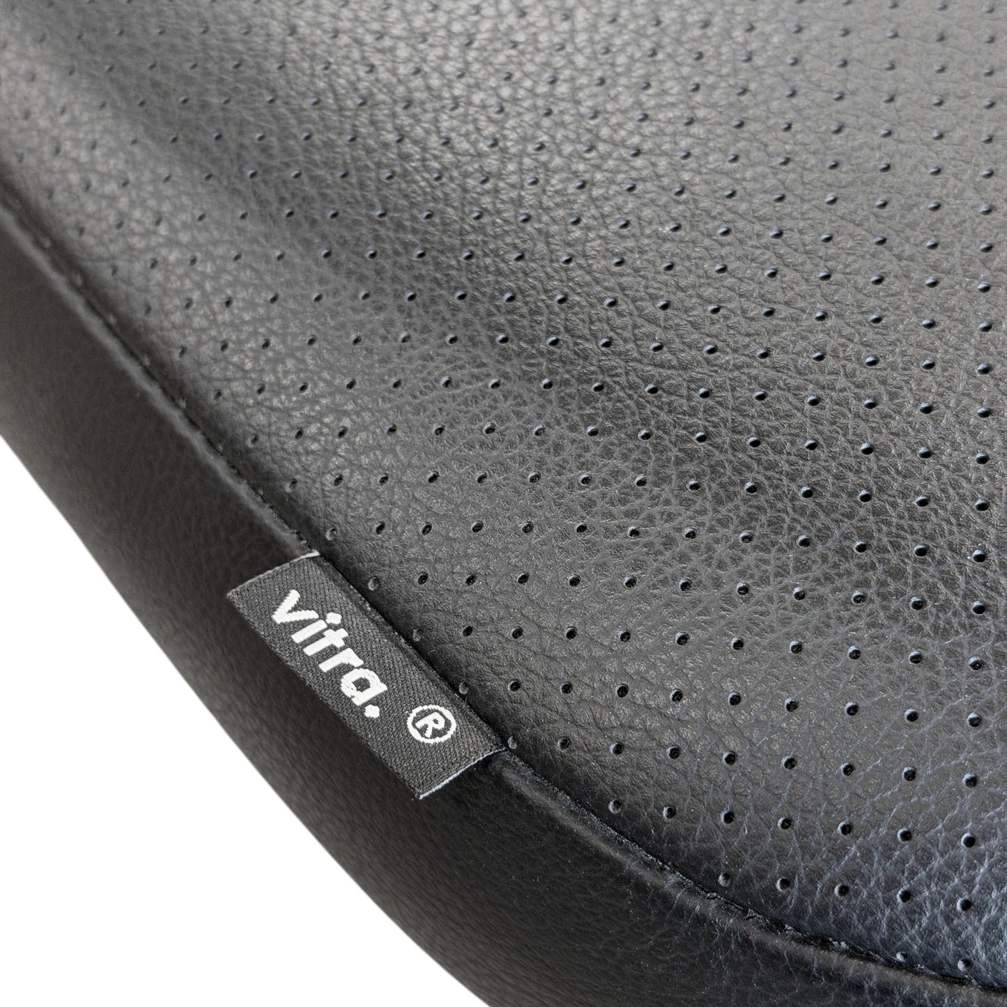 Vitra VisaVis Stuhl, schwarzes perforiertes Leder mit Vitra-Etikett.