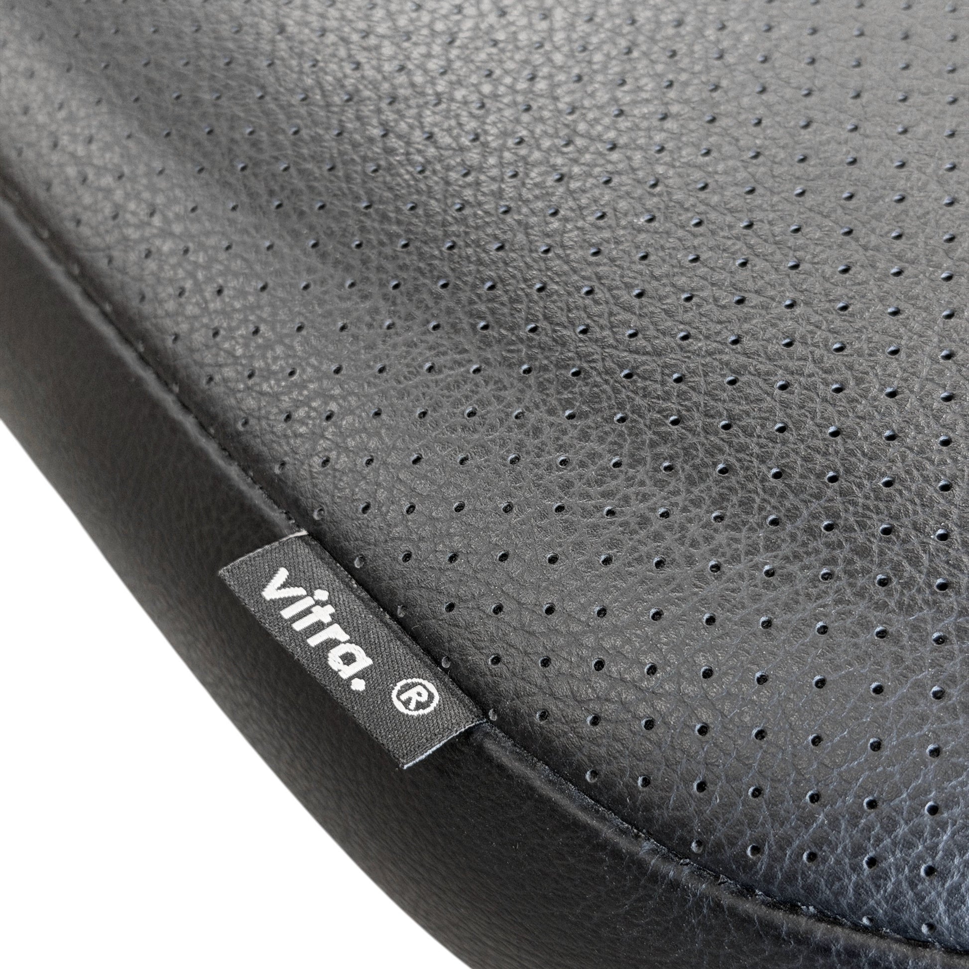 Vitra VisaVis Stuhl, schwarzes perforiertes Leder mit Vitra-Etikett.