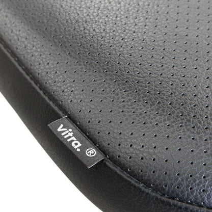 Vitra VisaVis Stuhl, schwarzes perforiertes Leder mit Vitra-Etikett.
