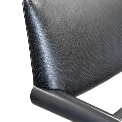 Vitra VisaVis Stuhl, schwarzes perforiertes Leder und Chromgestell, Nahaufnahme.
