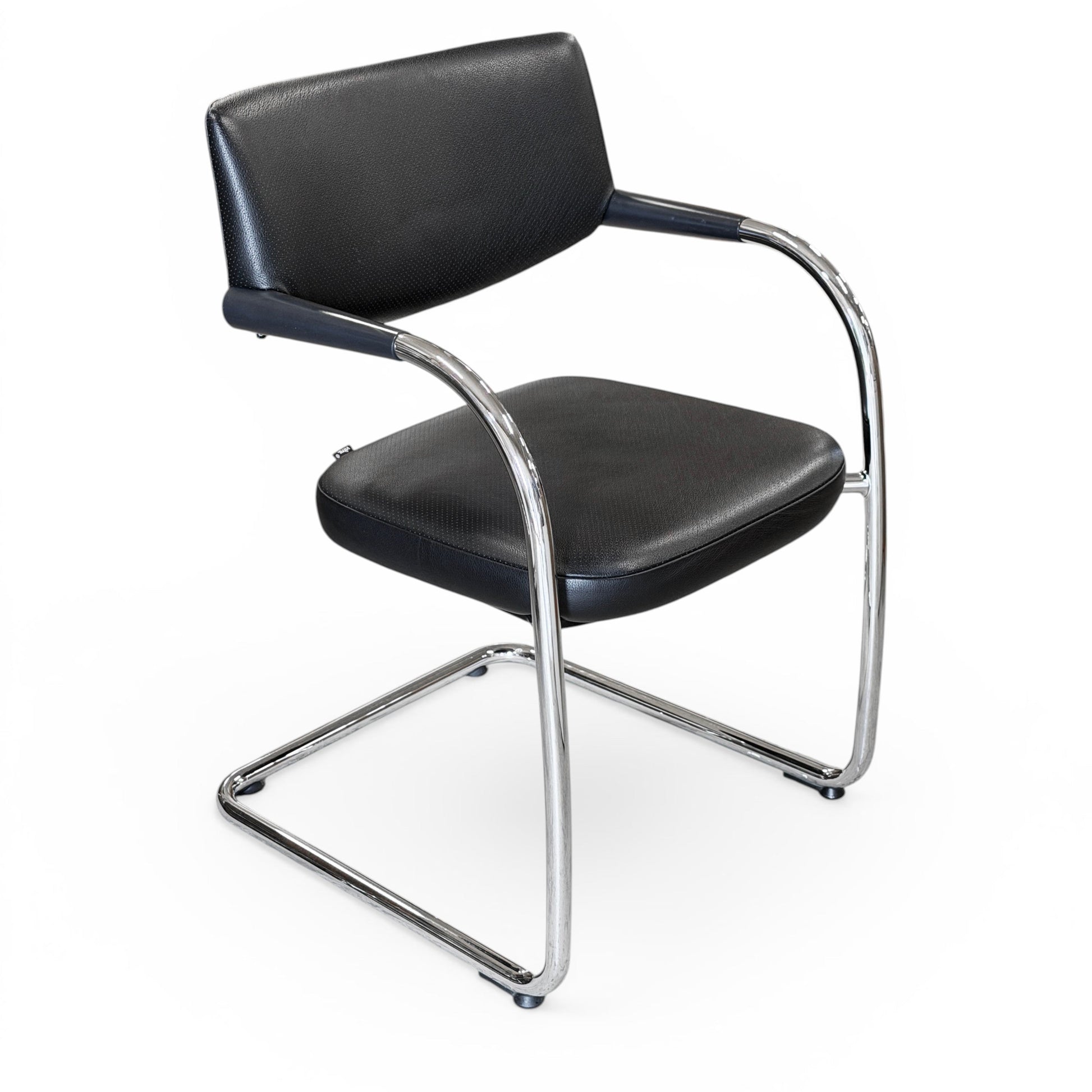 Vitra VisaVis Freischwinger Stuhl mit schwarzem Leder und glänzendem Chromgestell.