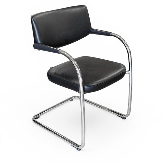 Vitra VisaVis Freischwinger Stuhl mit schwarzem Leder und glänzendem Chromgestell.