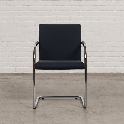 Vitra Visasoft Stuhl mit schwarzem Stoffbezug und Chromgestell, minimalistisches Design.