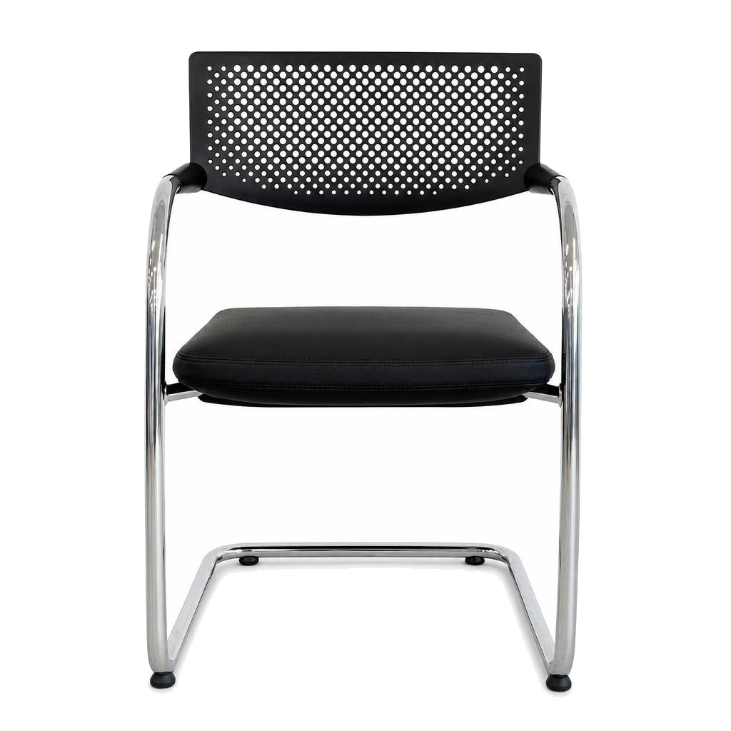 Vitra Visavis 2 Freischwinger mit schwarzer Ledersitzfläche, gelochter Kunststoff-Rückenlehne und Chromgestell.