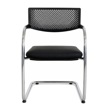 Vitra Visavis 2 Freischwinger mit schwarzer Ledersitzfläche, gelochter Kunststoff-Rückenlehne und Chromgestell.