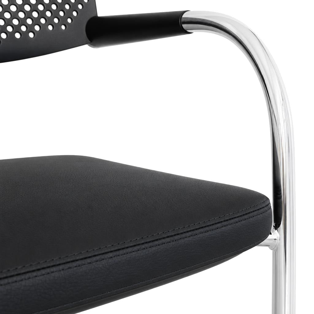 Vitra Visavis 2 Stuhl mit schwarzer Ledersitzfläche, gelochter Kunststoff-Rückenlehne und verchromtem Metallgestell.
