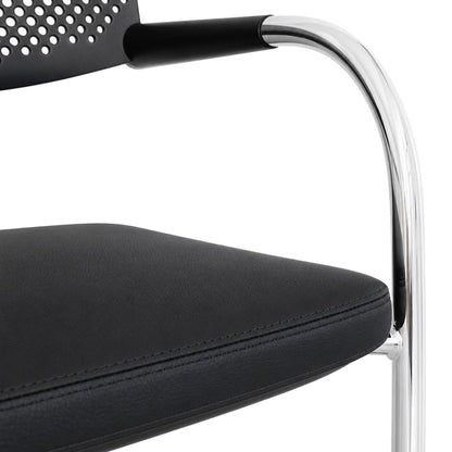 Vitra Visavis 2 Stuhl mit schwarzer Ledersitzfläche, gelochter Kunststoff-Rückenlehne und verchromtem Metallgestell.