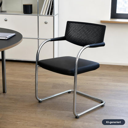 Vitra Visavis 2 Freischwinger mit schwarzer Ledersitzfläche, gelochter Kunststoff-Rückenlehne und verchromtem Stahlrohrgestell.
