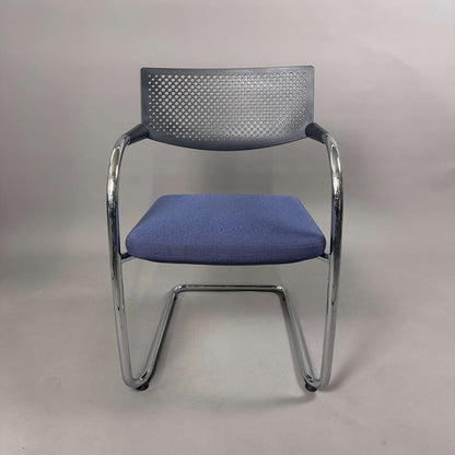 Vitra Visavis 2 Stuhl mit blauem Polstersitz, schwarzer Kunststoffrückenlehne und chromgestell, stapelbar