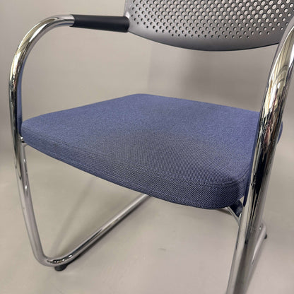 Vitra Visavis 2 Stuhl mit blauem Polstersitz, schwarzer Kunststoff-Rückenlehne und chromfarbenem Gestell, stapelbar