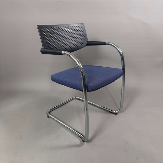 Vitra Visavis 2 Stuhl mit blauem Polstersitz, schwarzer Kunststofflehne und chromgestell, stapelbar