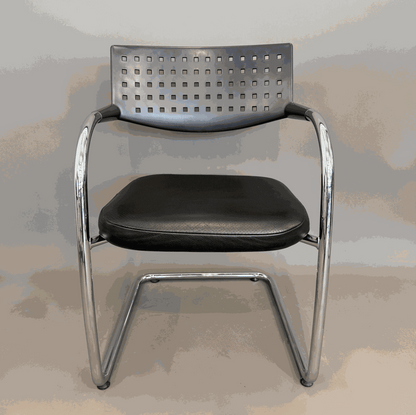 Vitra Visavis Stuhl mit schwarzem Lederbezug und Chromgestell frontale Ansicht