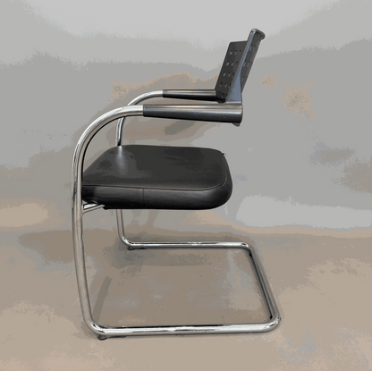 Vitra Visavis Stuhl mit schwarzem Lederbezug und chromgestell, modernes Design, Seitenansicht