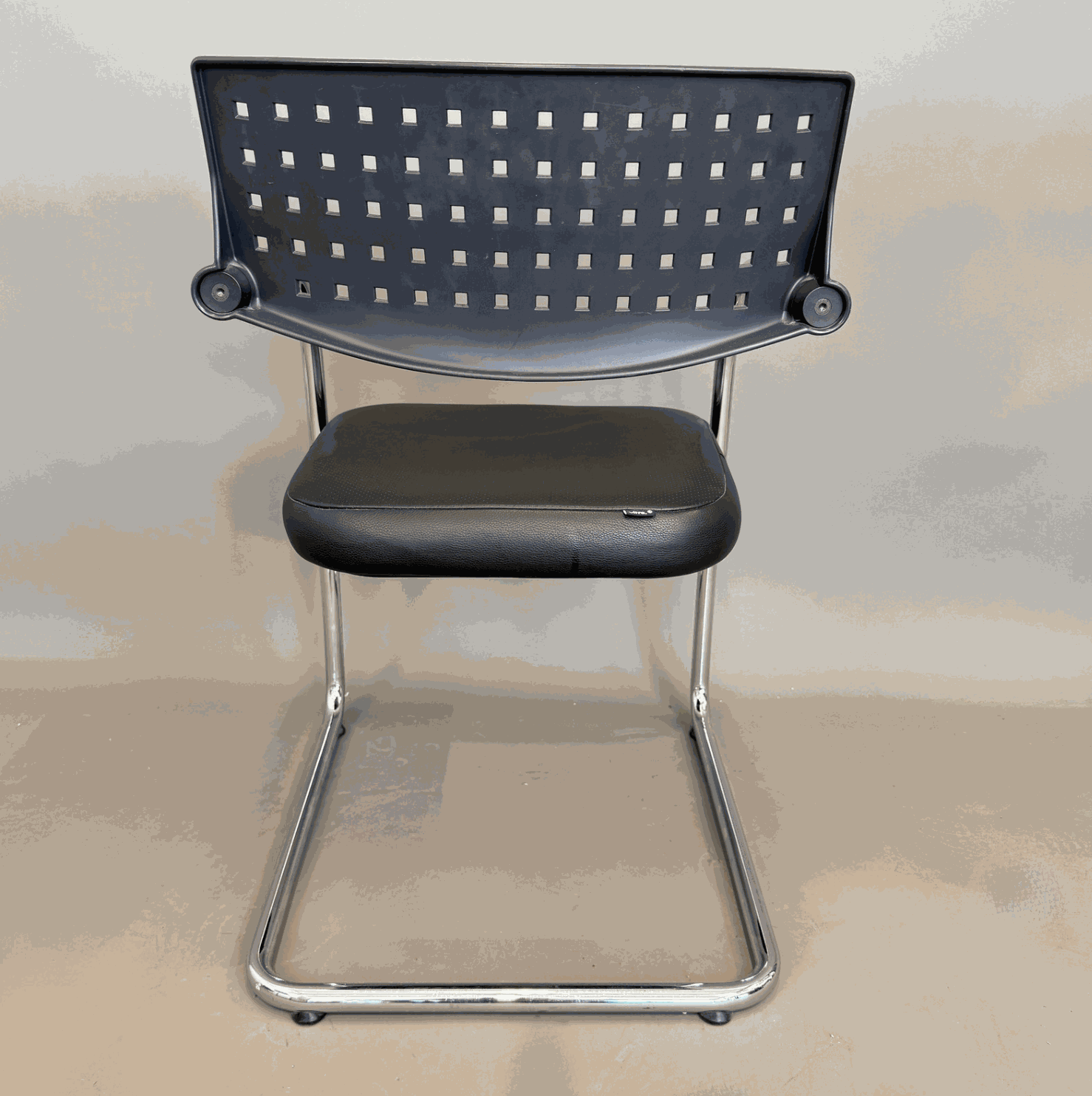 Vitra Visavis Stuhl mit schwarzem Lederbezug und Chromgestell, moderne Designstühle