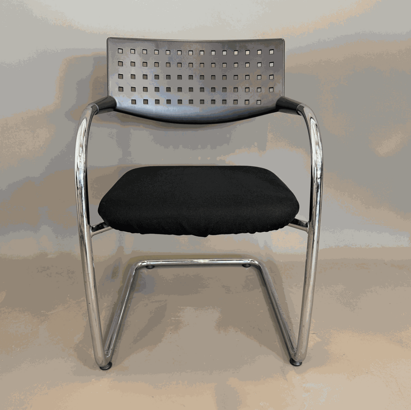 Vitra Visavis Stuhl mit schwarzem Stoffbezug und verchromtem Gestell, modernes Design