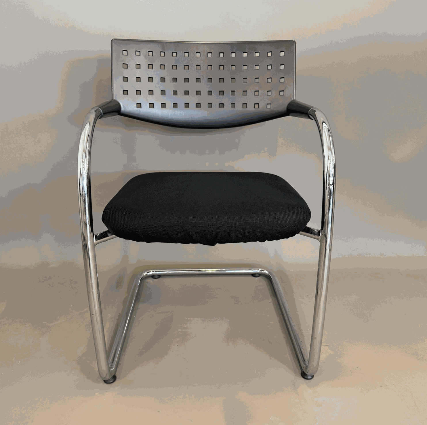 Vitra Visavis Stuhl mit schwarzem Stoffbezug und verchromtem Gestell, modernes Design