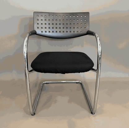 Vitra Visavis Stuhl mit schwarzem Stoffbezug und verchromtem Gestell, modernes Design