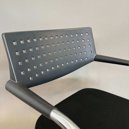 Vitra Visavis schwarzer Stuhl mit Stoffbezug und Chromgestell, modernes Design