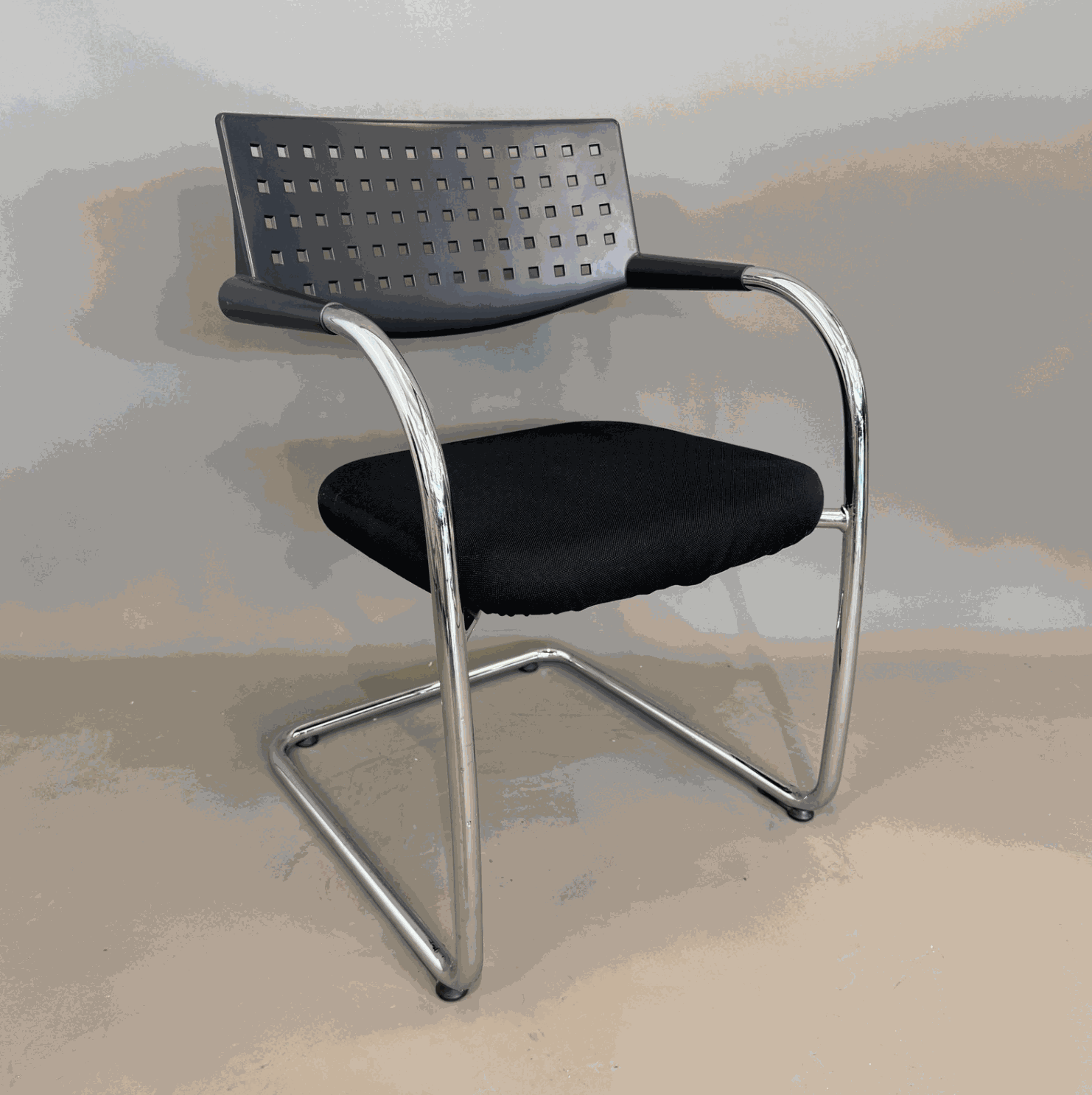 Vitra Visavis Stuhl mit schwarzem Stoffbezug und verchromtem Gestell, modernes Design